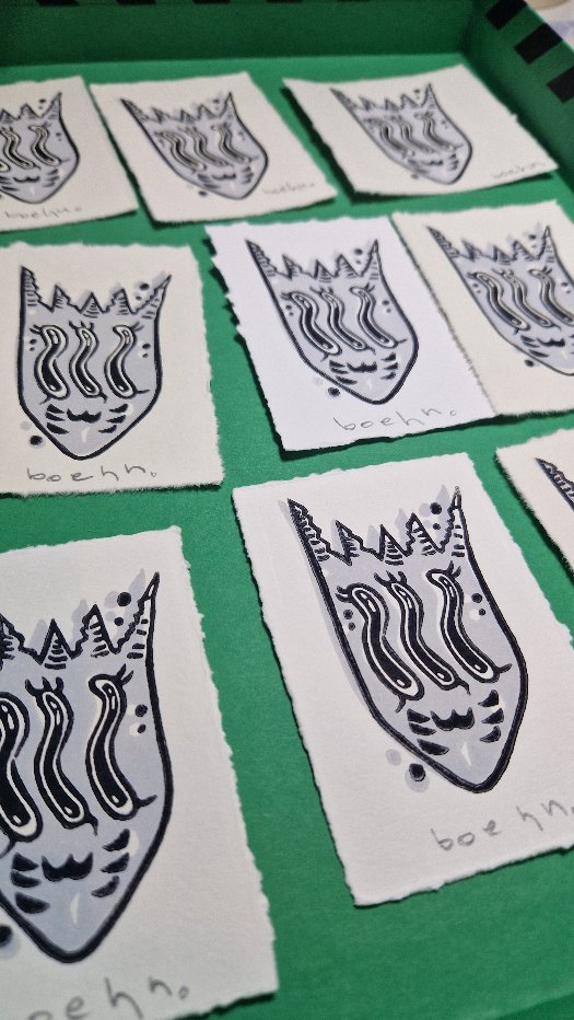 Abstraktes Gesicht mit drei, wellenförmigen Augen, Hörnern in Grau mit schwarzem Umriss und Details