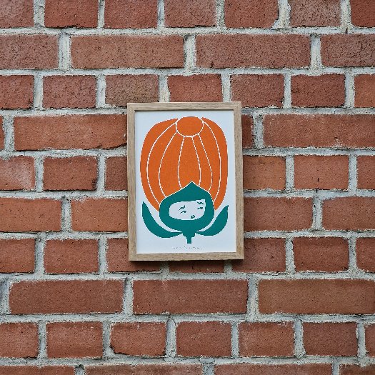 Blume mit Gesicht in Grün mit runder Blüte in Orange auf weißem Papier