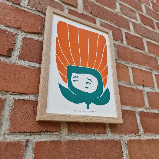 Blume mit Gesicht in Grün mit eckiger Blüte in Orange auf weißem Papier