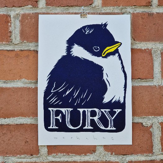 Bild einer wütenden, schwarzen Meise, Schnabel gelb handcoloriert, Druck auf weißem Papier