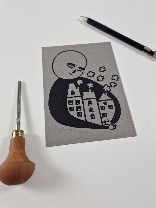 Silisierte lächelnde Person, die mit ihren Armen drei Häuser mit rauchenden Stornsteinen umschließt, in Schwarz gedruckt auf grauem Papier