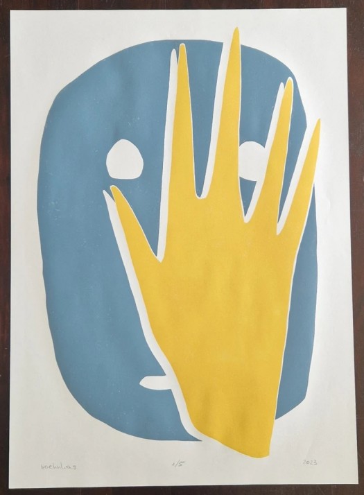 Maske mit Hand davor, zweifarb Druck auf rauem, elfenbeinweißem Papier
