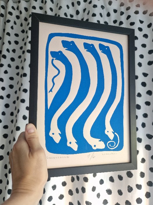 4 Schlangenköpfe oben in Blau und 4 unten invertiert gedurckt auf blassrosa Papier