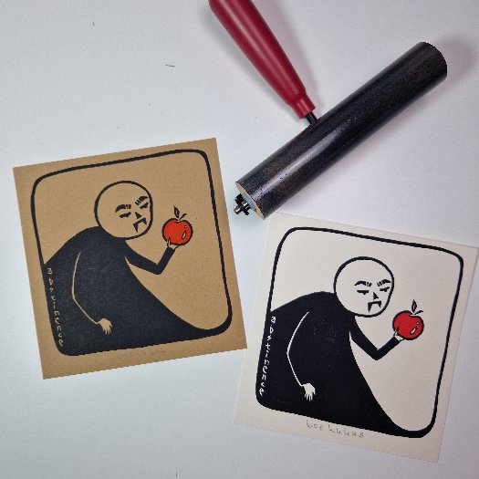 Ein stilisierter Vampir auf Diät, abschätzig auf einen Apfel schauend, Apfel handcoloriert mit Pigmenttusche, Druck auf 170g starken, je einmal auf hellem und einmal auf braunem Papier